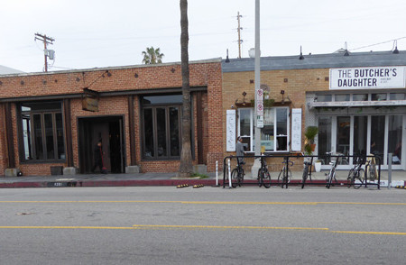 Curb Coloring on Abbot Kinney Has Not Changed